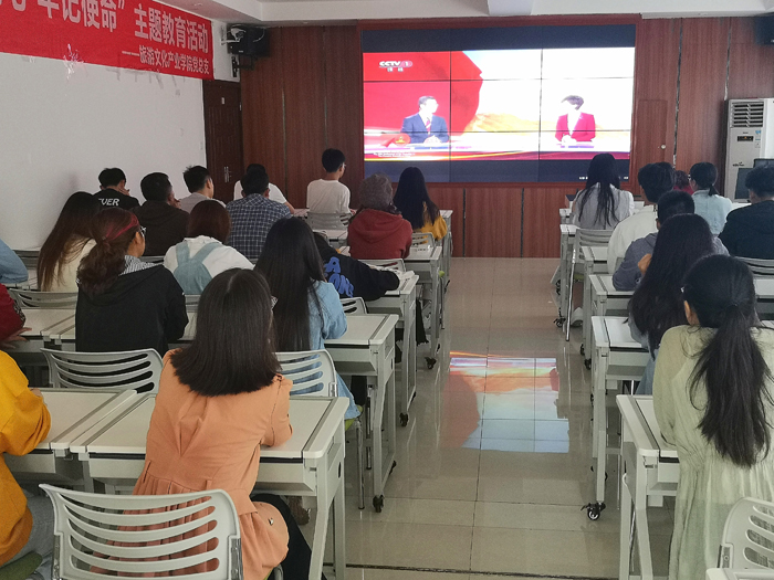 15700983898339.jpg 6、旅游文化产业学院在校师生观看阅兵仪式.jpg