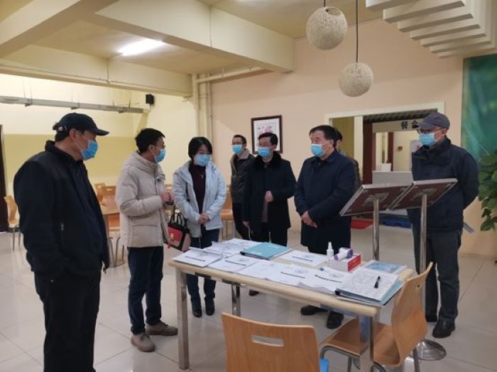 谢滨(右一)汇报食堂防控工作情况.jpg 谢滨(右一)汇报食堂防控工作情况.jpg