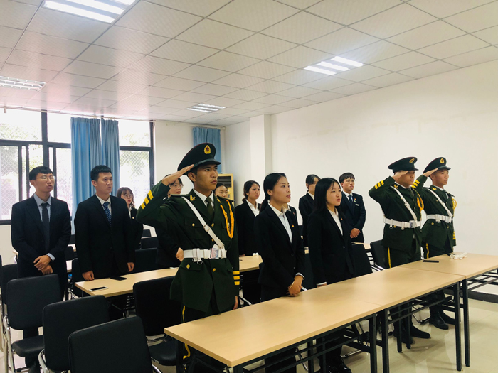 15700983292669.jpg 3、在校学生干部观看阅兵仪式.jpg