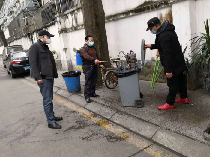谢滨左(一)实地检查督促校园环境消毒工作.jpg 谢滨左(一)实地检查督促校园环境消毒工作.jpg