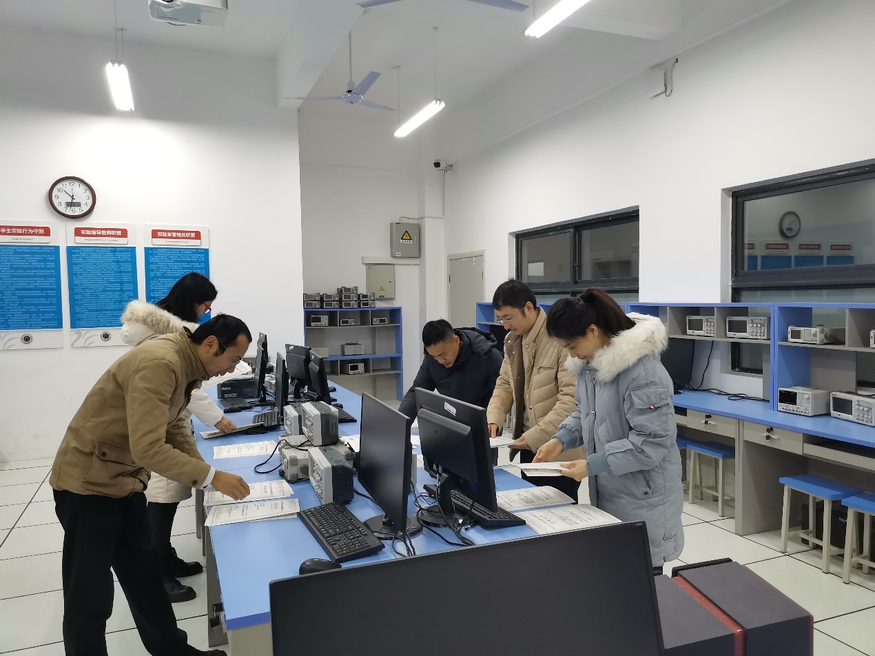 说明: 一群人站在厨房里工作描述已自动生成 说明: 一群人站在厨房里工作描述已自动生成