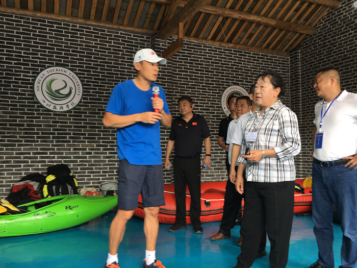 15642246359548.jpg 刘勇老师为四川省文旅厅二级巡视员谢海银讲解低空运动与水域运动为政府制定景区解决方案的开展情况_副本.jpg