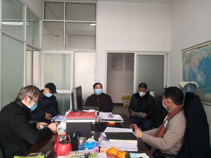 校领导及后勤班子成员对疫情防控工作进行研讨(谢滨左二).jpg 校领导及后勤班子成员对疫情防控工作进行研讨(谢滨左二).jpg
