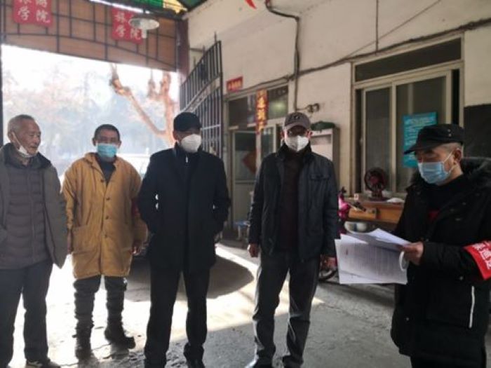 谢滨图一(中)、图二(右二)深入一线了解掌握学校龙泉2.jpg 谢滨图一(中)、图二(右二)深入一线了解掌握学校龙泉2.jpg