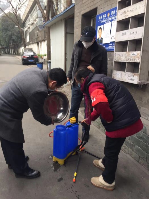 谢滨(中)组织校园环境消毒.jpg 谢滨(中)组织校园环境消毒.jpg