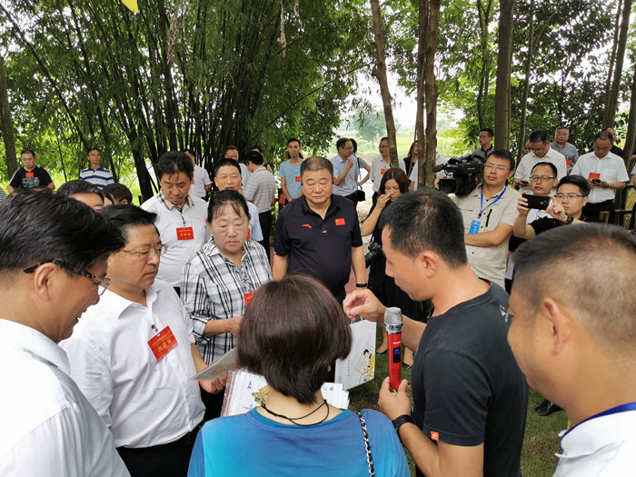 15642246898547.jpg 冯勇老师为市委领导讲解首个全域定向运动主题公园的功能分布_副本.jpg